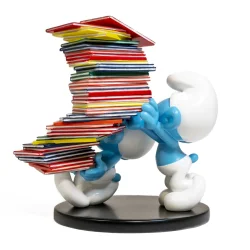 Smlfer Med En Stor Stak Album - Resin Figur - 20 cm