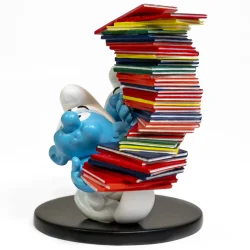 Smlfer Med En Stor Stak Album - Resin Figur - 20 cm
